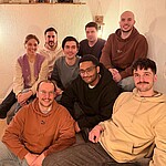 Foto von der BUJU-Band auf einem Sofa